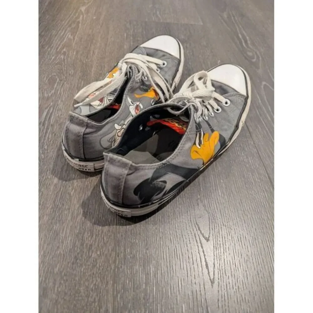 Converse Chuck Taylor All Star Lo Looney Tunes Daffy Bugs Sneakers M 8.5 W 10.5 - Picture 6 of 8